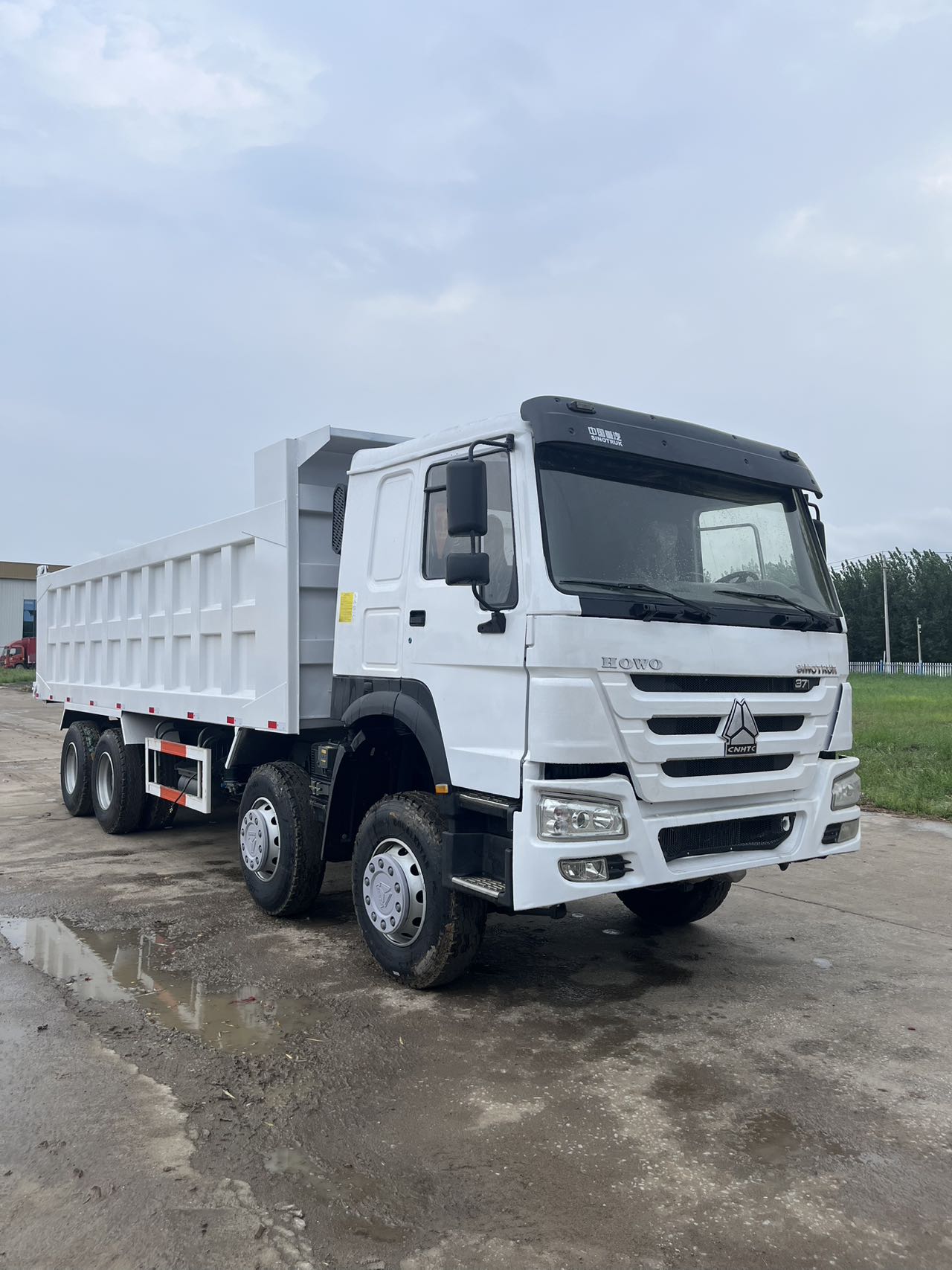 White refurbished HOWO 8x4 dump truck